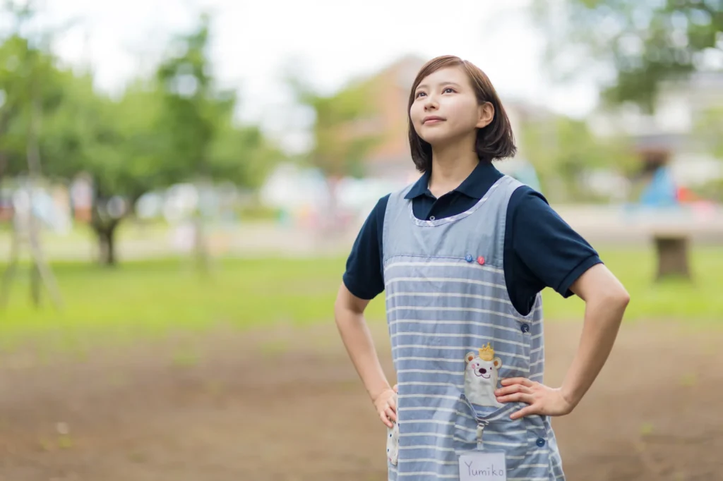 仁王立ちして空を見上げている女性