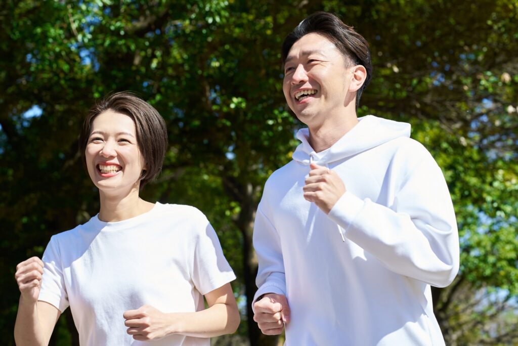 男女が並んでウォーキングする姿